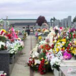 una-guia-paso-a-paso-para-crear-un-centro-de-flores-naturales-para-un-cementerio
